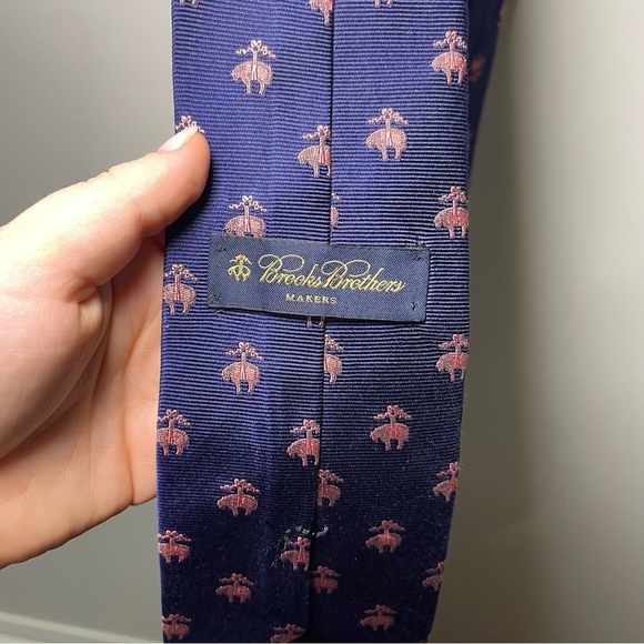 Brooks Brothers men's navy & pink 100% silk classic sheep logo career neck tie - Picture 5 of 6